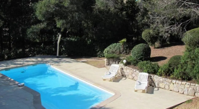 Вилла villa 8 pers, climatisée, piscine chauffée, un havre de paix sous les pins parasols