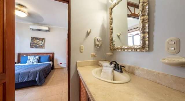 Large Ground Floor Condo Steps From the Pool, Забронировать Апартаменты/квартира Апартаменты Хако, рядом с Пляж Хако, Апартаменты/квартира