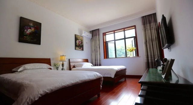 Maggie's House, Book Hotel Deqing 