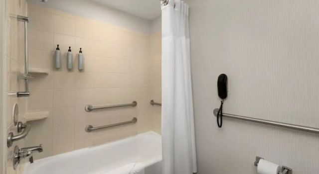 Четырёхместный номер Deluxe с балконом Courtyard Wall at Monmouth Shores Corporate Park