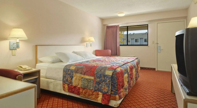 Четырёхместный номер Standard Days Inn by Wyndham Overland Park/Metcalf/Convention Center