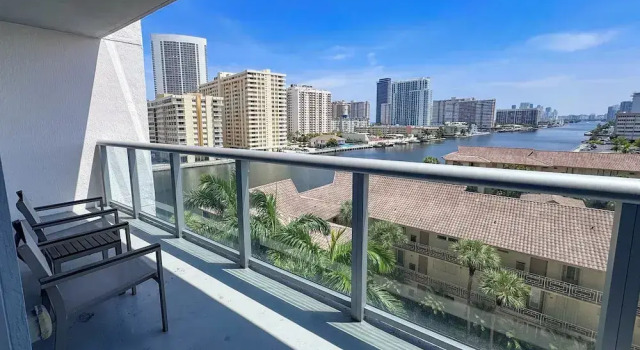 Апартаменты Modern Beachwalk Apt 805