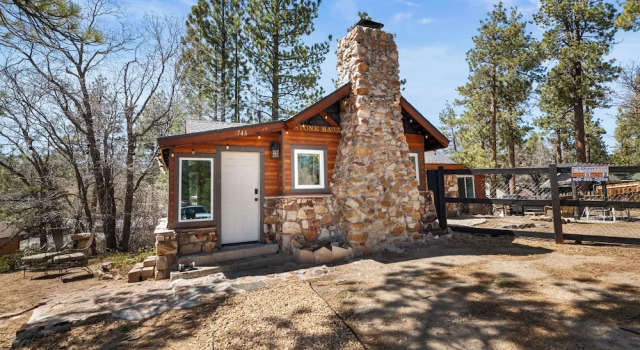 StoneHauz Cabin built in 1926, Rezerwuj Dom wakacyjny Big Bear Lake Stany Zjednoczone