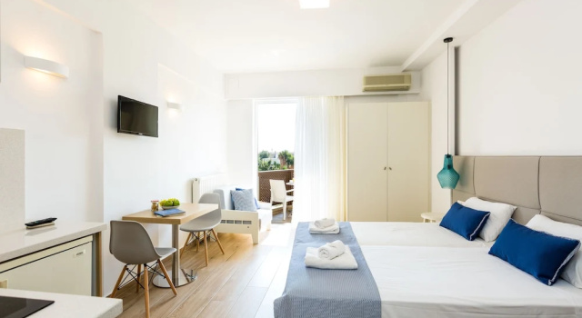 Студия Superior с балконом и с красивым видом из окна Eltina Hotel