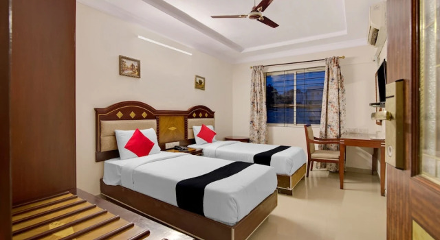 Двухместный номер Standard с балконом Capital O 11148 Amethyst Business Hotel