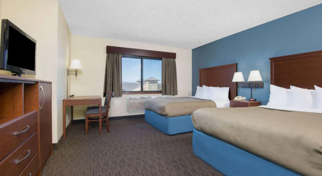 Четырёхместный номер Executive AmericInn by Wyndham Windsor Ft. Collins