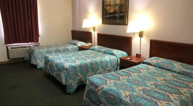 Budget Host Inn Emporia, Book Hotel Hoteller i Emporia med parkering, Parkering
