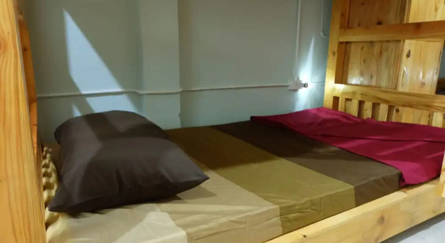 Кровать в общем номере Plearn Hostel