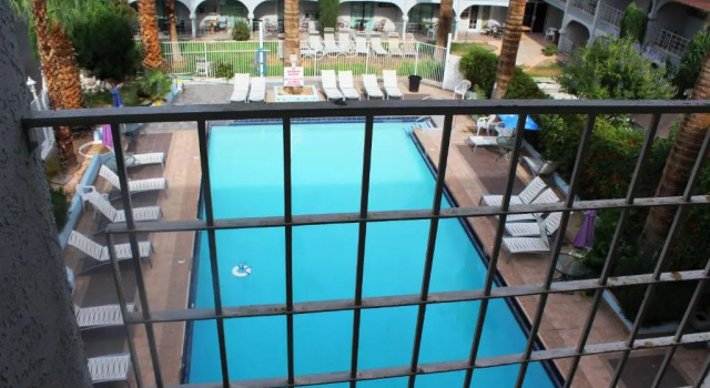 Четырёхместный номер Standard Shalimar Hotel of Las Vegas