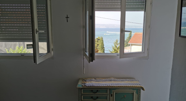 Apartment Renko - 100 m from the sea : A1 Omis, Riviera Omis, Book Lejlighed Hoteller i Split Region med parkering, Parkering