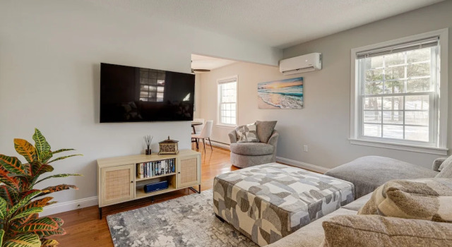 Коттедж Niantic Duplex w/ Deck < 1 Mi to Beach + Boardwalk