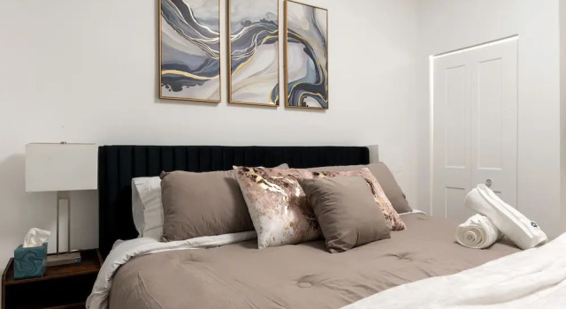 Lakeview 6bed 4bath by Wrigley Field, Забронировать Апартаменты/квартира Отели Чикаго с парковкой, рядом с Театр "Брайер-стрит", Парковка