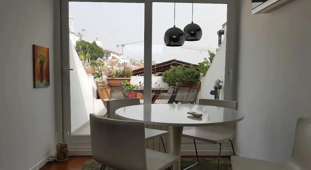 Апартаменты Stylish Lisbon Apartment in Alfama w/ Heating