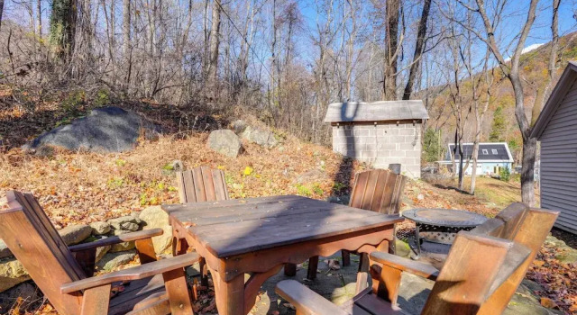 Коттедж Stoney Creek Cottage: Waterfront Hot Tub, Fire Pit