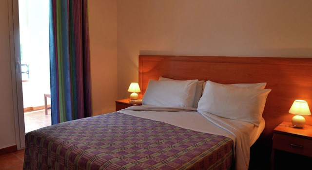 Nice apartments by a vast beach on beautiful Corsica, Rezerwuj Apartament Hotele w Korsyka z parkingiem, Parking