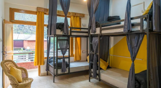 Кровать в общем номере Whoopers Hostel