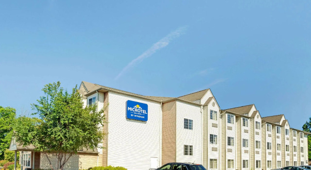 Кровать в общем номере Microtel Inn & Suites by Wyndham Detroit Roseville