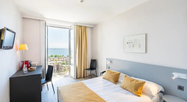 Двухместный номер Standard с балконом и с видом на озеро Hôtel Alpes & Lac