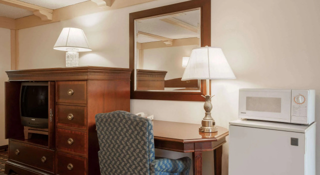 Четырёхместный номер Standard Knights Inn Greensburg