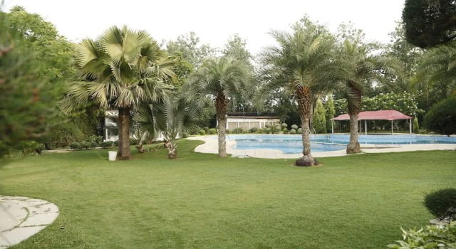 Botanix Resort, Забронировать Курортный отель Отели Гургаон с бассейном, Бассейн