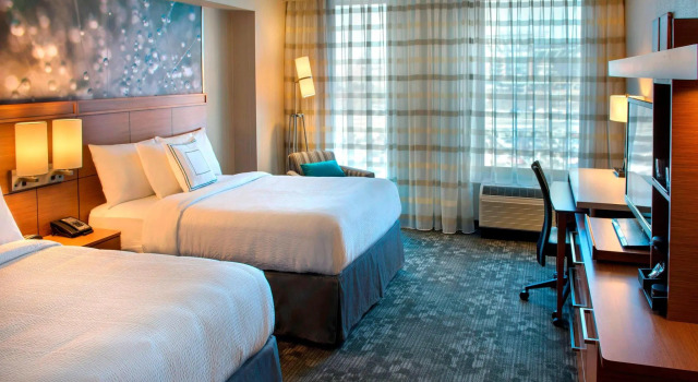 Четырёхместный номер Standard Courtyard by Marriott Philadelphia South at The Navy Yard