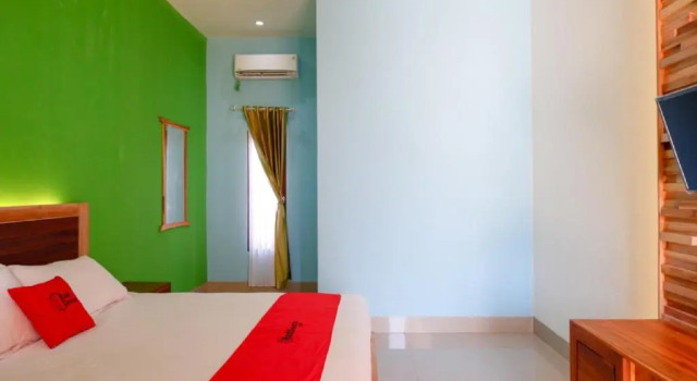 RedDoorz near Taman Makam Pahlawan Tatura, Prenota Affittacamere Palu 