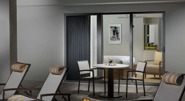 Двухместный номер с балконом и с частичным видом на океан Hilton Cabana Miami Beach Resort
