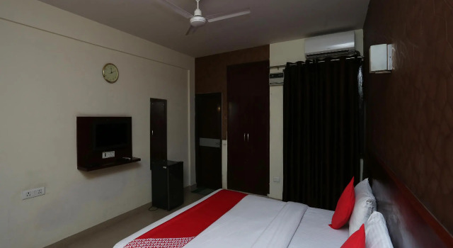 Люкс Standard OYO 23478 Hotel Kamran Residency