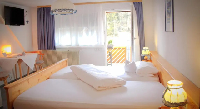 Двухместный номер Standard с балконом Gasthaus Adler Fohrenbühl