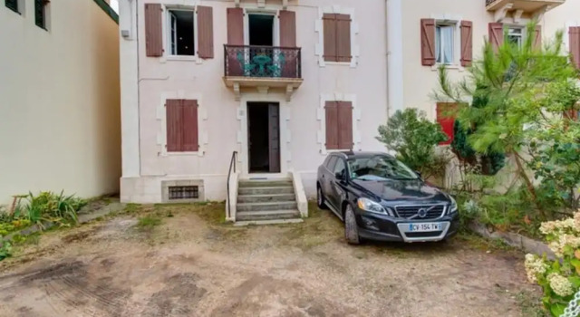 Cozy Apt Near Côte des Basques w/ Parking!