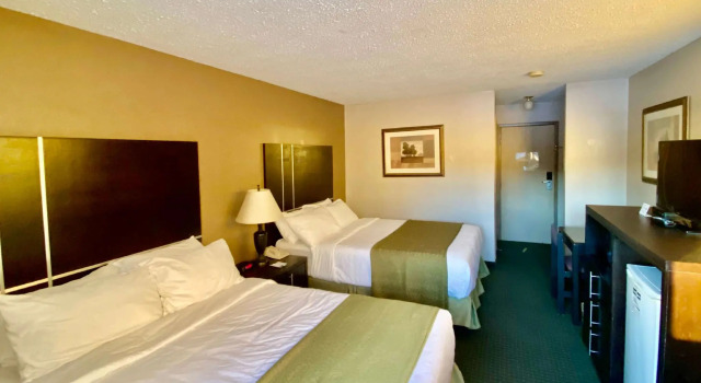 Четырёхместный номер Standard с балконом Ramada by Wyndham Whitecourt