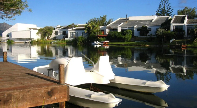 Tranquil Waterside Cottage for two, Забронировать Дом для отпуска Коттеджи Cape Peninsula, Коттедж