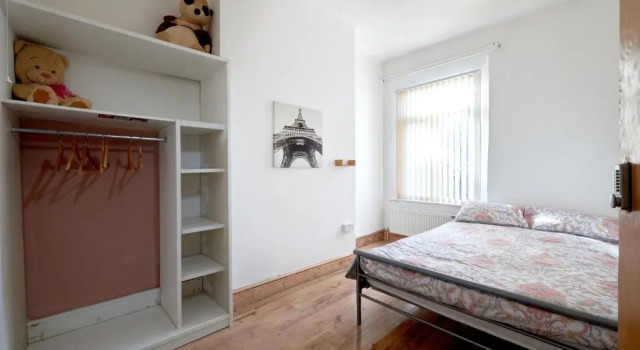 Коттедж Keep the works team together, Whole 4 Bed House for same price as a city centre room, 4 or 7 Night Bargain, Walton, Liverpool, Sleeps 4 to 9