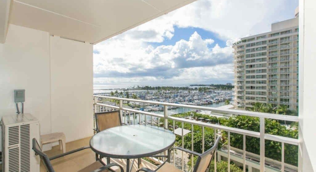 Spacious One Bedroom Harbor View Condos at Ilikai Marina With Private Balcony, Boek Hotel Waikiki 