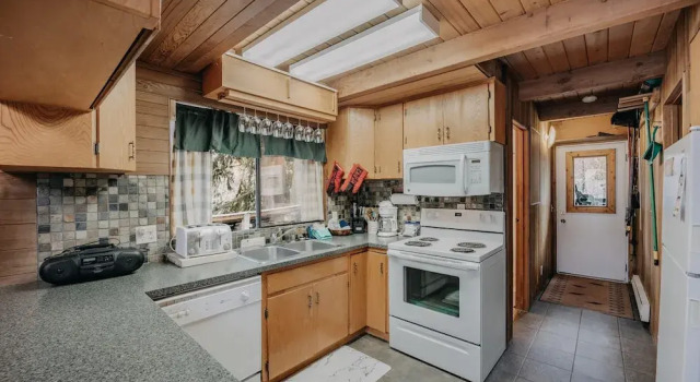Mt Baker Rim Cabin #53 - A Cozy Cabin With a Open Fire Place and Outdoor hot tub, Book Hotel 3-stjernede hoteller i Glacier, 3*