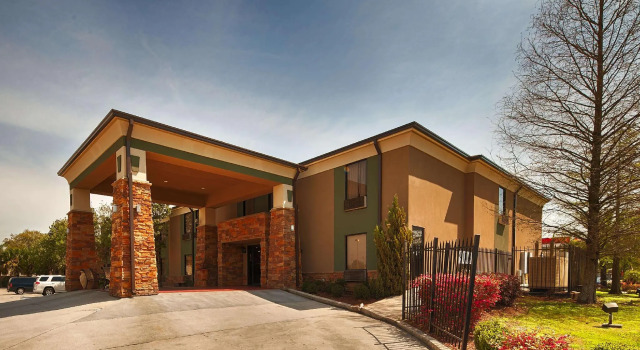 Кровать в общем номере Best Western Bayou Inn