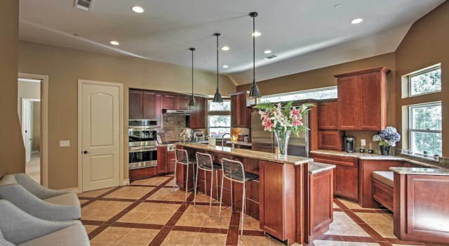 Roomy Home w/ Deck, 5 Mi to Lake Arrowhead Village, Book Feriehus Lake Arrowhead Californien