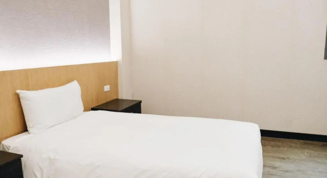 Кровать в общем номере Koi Lake Hotel