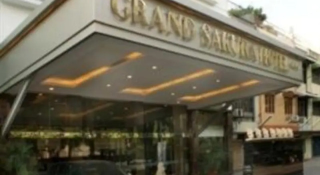 Кровать в общем номере Grand Sakura Hotel