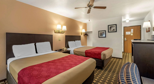 Четырёхместный номер Standard Econo Lodge La Junta
