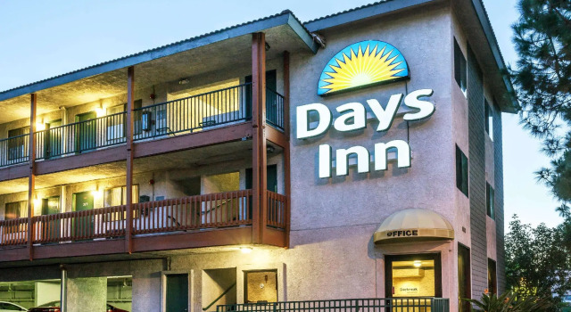Кровать в общем номере Grand Park Inn Anaheim Maingate
