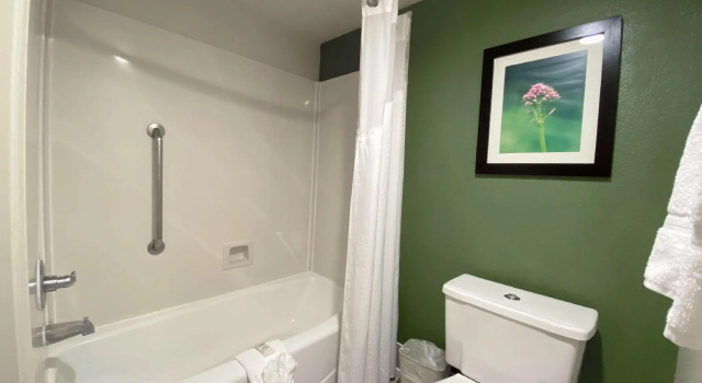 Двухместный номер Standard с балконом и с видом на бассейн SureStayPlus Hotel by Best Western San Jose Central City