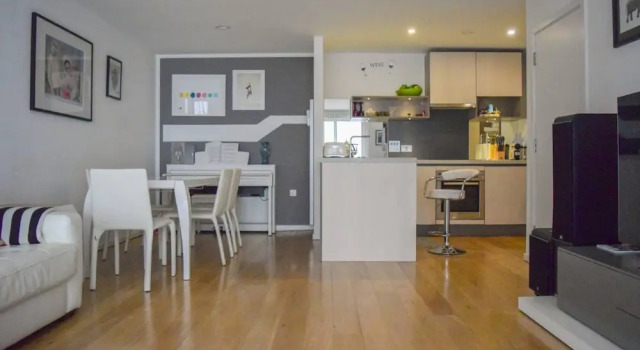 Modern 2 Bedroom Apartment with Balcony On The Canal