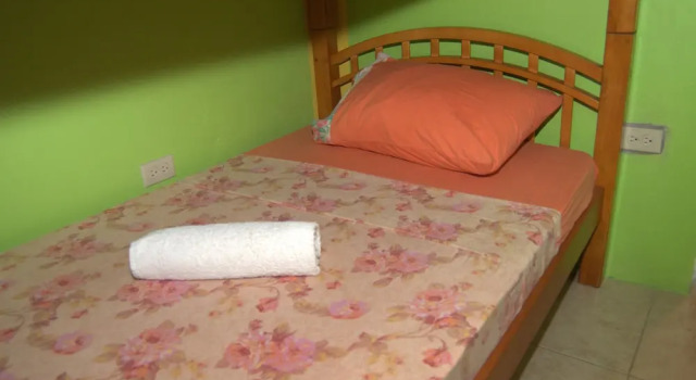 Кровать в общем номере Fish Tobago Guesthouse or Joy and Brandon Guesthouse