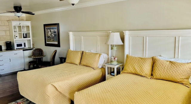 Четырёхместный номер Deluxe Beachcomber Inn