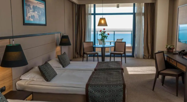 Семейный номер Standard с балконом и с частичным видом на море Astera Hotel & Spa with FREE PRIVATE BEACH
