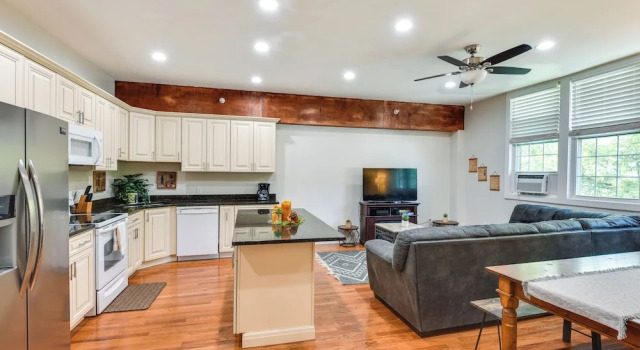 Апартаменты Cozy Sawyer Apartment - 2 Mi to Warren Dunes Park!