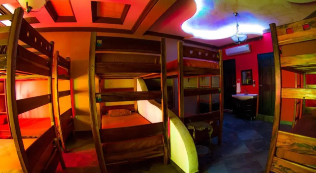 Кровать в общем номере Hostal Casa de Grethel
