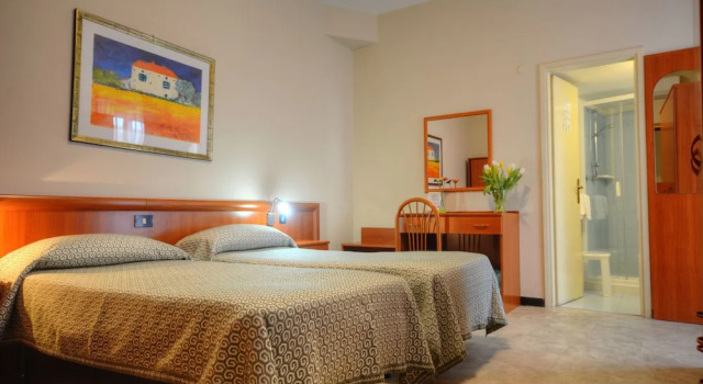 Трёхместный номер Standard с балконом Hotel Olympic