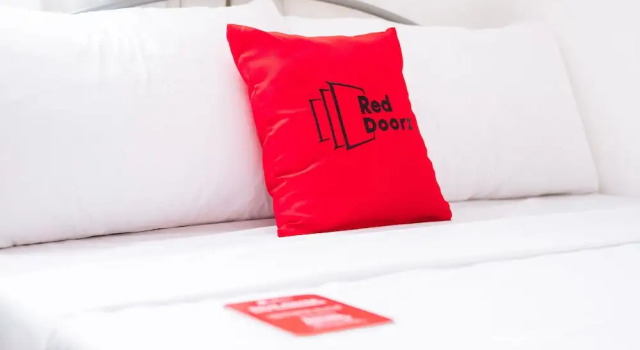 RedDoorz @ Amaia Skies Avenida
